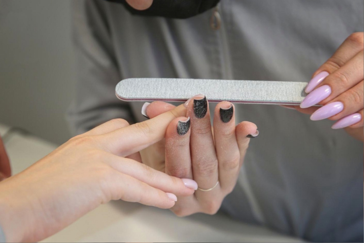 Professionelle Nagelpflege – Detailaufnahme der Arbeit an der Nagelstruktur