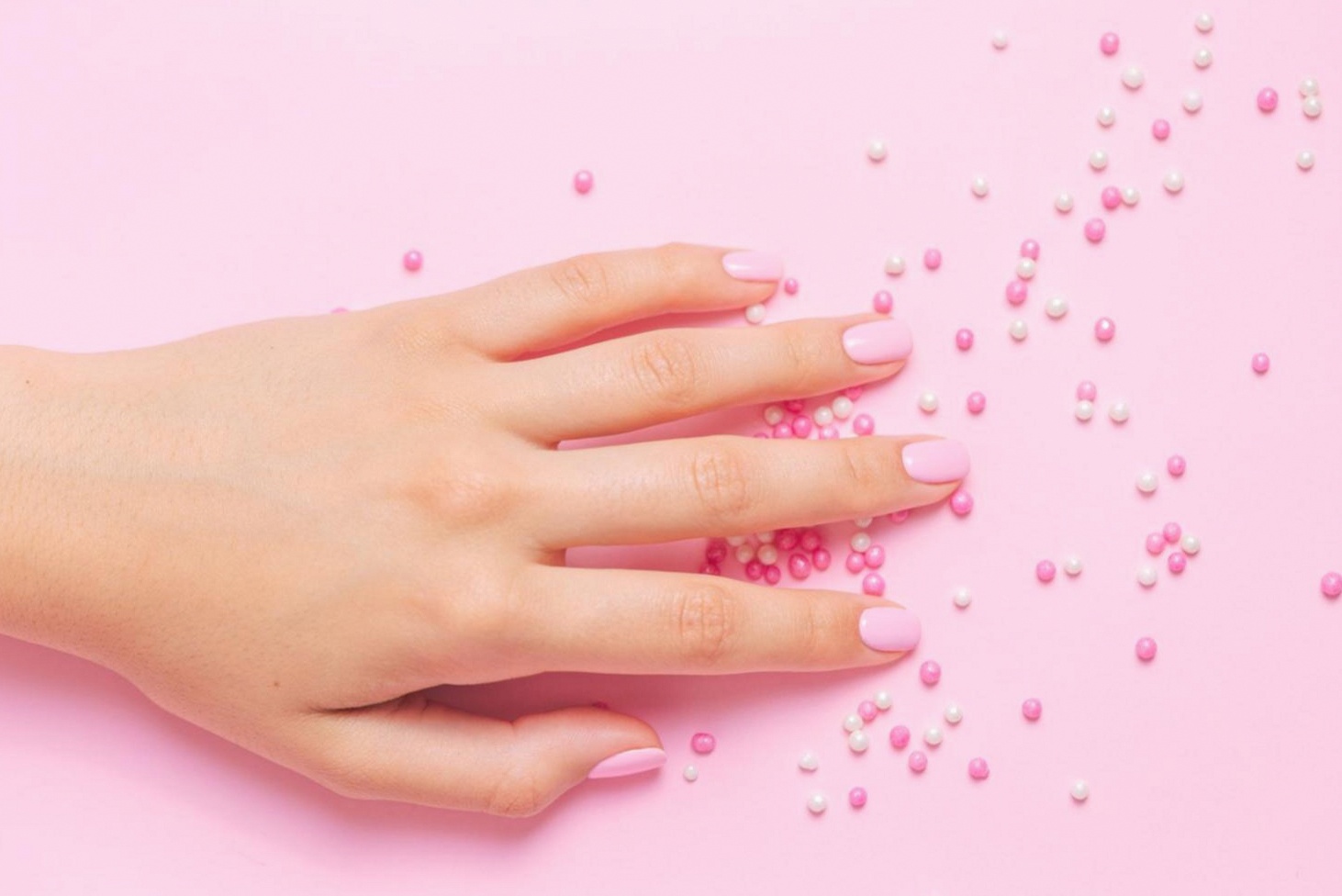 Detailaufnahme von Nagelpflege-Werkzeug und Pflegeprodukten