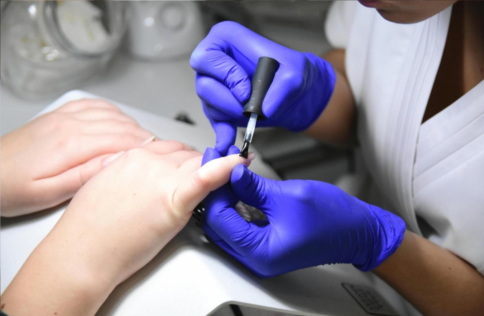 Professionelle Nagelpflege – Werkzeuge und Materialien auf einer sauberen Arbeitsfläche